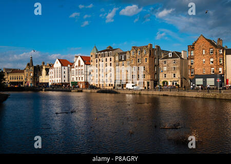 Di sera il sole estivo sulla riva accanto all'acqua di Leith in Leith, Edimburgo, Scozia, Regno Unito Foto Stock