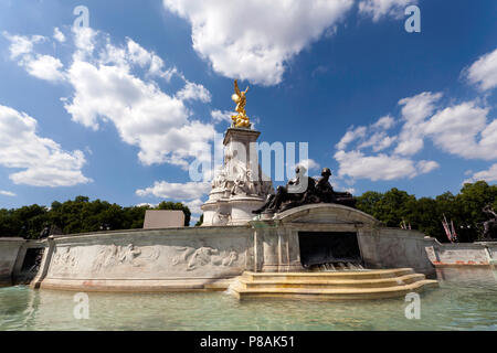 Vista Wide-Angle del memoriale della Victoria si trova alla fine del Centro commerciale a Londra Foto Stock