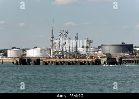 BP terminale di olio su acqua di Southampton a Hamble, Hampshire, Inghilterra, Regno Unito 2018 Foto Stock