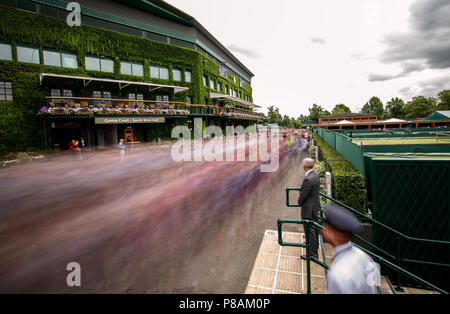 Gli spettatori sono guidati nel parco all'inizio del day 8 dei campionati di Wimbledon al All England Lawn Tennis e Croquet Club, Wimbledon. Foto Stock