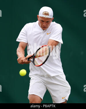 Anton Matusevich in azione il giorno otto dei campionati di Wimbledon al All England Lawn Tennis e Croquet Club, Wimbledon. Foto Stock