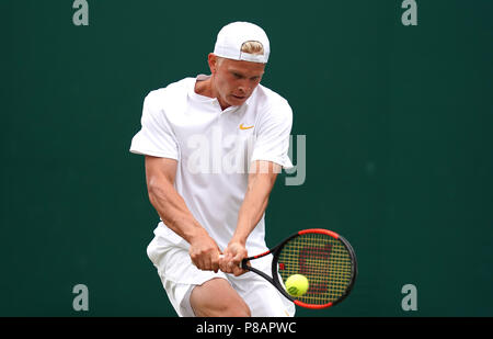 Anton Matusevich in azione il giorno otto dei campionati di Wimbledon al All England Lawn Tennis e Croquet Club, Wimbledon. Foto Stock