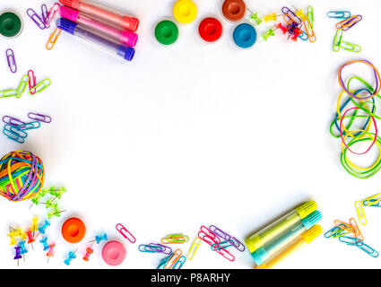 Telaio di sfondo colorato e forniture scolastiche isolato su bianco icon spazio copia. Si torna a scuola concept Foto Stock