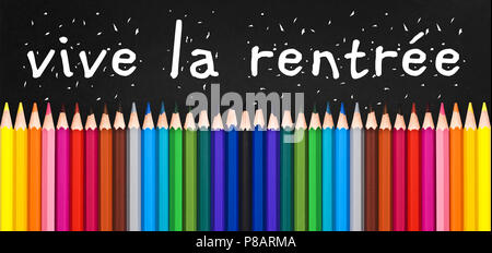 Vive la rentree (significato il ritorno a scuola) scritti sulla lavagna nera con sfondo colorato matite in legno Foto Stock