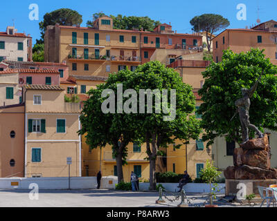 Case vicino al porto di Rio Marina, Isola d'Elba, Regione Toscana, Provincia di Livorno, Italia, Europa Foto Stock