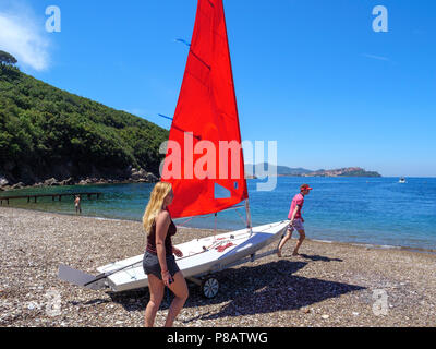 Sport acquatici, spiaggia Spiaggia di Bagnaia, Elba, Regione Toscana, Provincia di Livorno, Italia, Europa Foto Stock