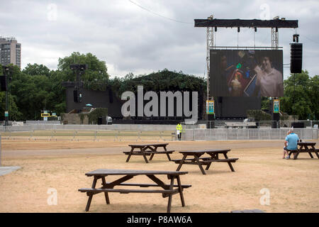 Ultimi preparativi compiuti per i grandi schermi a ora legale Regno Unito (BST) in Hyde Park, Londra, dove 30.000 appassionati di calcio si guarda Inghilterra di Coppa del Mondo di semi-finale contro la Croazia. Foto Stock