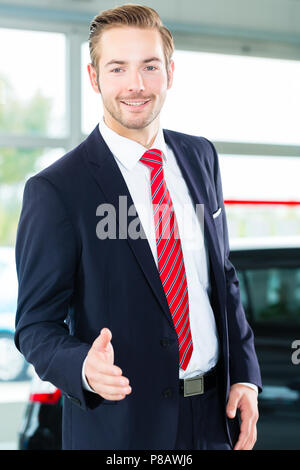 Giovane uomo o rivenditore di auto in concessionaria auto Foto Stock