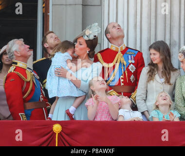 Princess Charlotte cade da un gradino sul balcone mentre guardi la fly-passato e viene prelevato da Caterina, duchessa di Cambridge, Kate Middleton. Dotato di: Princess Charlotte di Cambridge, Catherine Duchessa di Cambridge, Catherine Middleton, Kate Middleton e il principe William, William Duca di Cambridge, Savannah Phillips, Prince George di Cambridge, Isla Phillips, il Principe Carlo, Charles Prince of Wales dove: Londra, Regno Unito quando: 09 giu 2018 Credit: John Rainford/WENN Foto Stock
