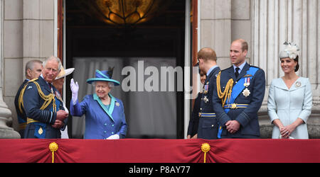 (Da sinistra a destra), il Principe del Galles, duchessa di Cornovaglia, la Regina Elisabetta II, duchessa di Sussex, duca di Sussex, duca di Cambridge e la Duchessa di Cambridge sul balcone a Buckingham Palace dove hanno guardato a Royal Air Force flypast oltre il centro di Londra in occasione del centenario della Royal Air Force. Foto Stock