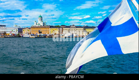 Skyline di Helsinki dal mare. La bandiera finlandese galleggia. Piazza del mercato e la Cattedrale di Helsinki dal mare. Il mare di Helsinki in estate. Foto Stock