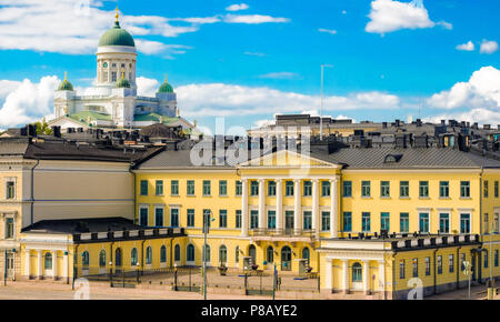 Helsinki, Finlandia 7.7.2018 Presidentin linna presidenziale del Palazzo Imperiale e dietro a Helsinki torri della cattedrale. Foto Stock