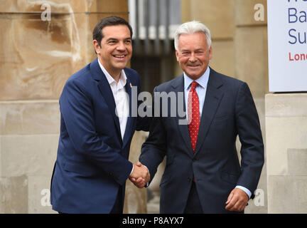 Ministro di Stato per l'Europa e le Americhe Alan Duncan (destra) saluta il Primo Ministro greco, Alexis Tsipras al di fuori di Lancaster House, Londra durante il secondo giorno dei paesi dei Balcani occidentali svoltosi. Foto Stock