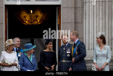 (Da sinistra a destra) la duchessa di Cornovaglia, duca di York, la Regina Elisabetta II, duchessa di Sussex, duca di Sussex, duca di Cambridge e la Duchessa di Cambridge sul balcone a Buckingham Palace dove hanno guardato a Royal Air Force flypast oltre il centro di Londra in occasione del centenario della Royal Air Force. Foto Stock