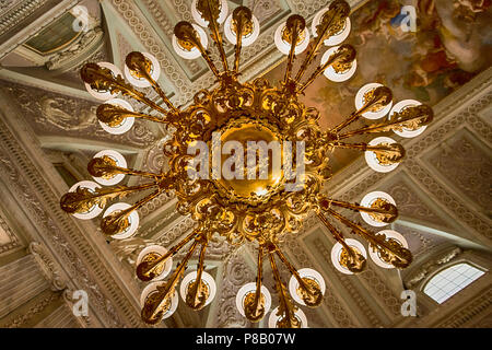 Una immagine di un vecchio lampadario Foto Stock