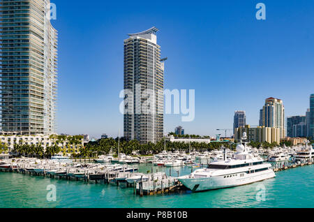 Miami Beach con appartamenti di lusso e barche in per via navigabile Foto Stock