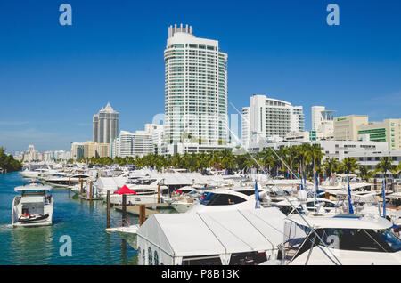 Miami Beach con appartamenti di lusso e barche in per via navigabile Foto Stock