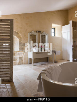 Free-standing verniciato schermo otturatore in bagno con bagno indipendente Foto Stock