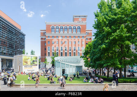 Gli impiegati al di fuori seduta nel centro del luogo Danielle, Birmingham in un caldo giorno d'estate e di sole Foto Stock