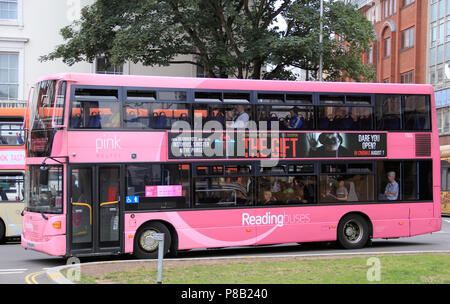 La lettura ha un sistema di bus in cui gli autobus sono codificati a colori come un bus di percorso su una mappa del percorso. Colori inclusi; rosa, arancione, giallo, verde smeraldo, Viola... Foto Stock