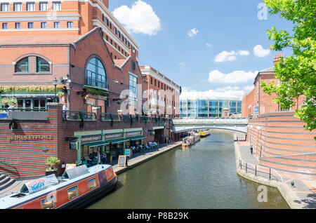 Canal che corre attraverso Danielle posto nel centro della città di Birmingham in una calda giornata estiva Foto Stock