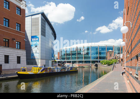 Canal che corre attraverso Danielle posto nel centro della città di Birmingham in una calda giornata estiva Foto Stock