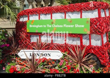 Del Consiglio comunale di Birmingham parchi del dipartimento della medaglia di oro-vincitore al Chelsea Flower Show che è ora sul display al di fuori della casa del Consiglio. Foto Stock