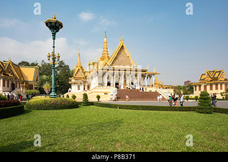 I visitatori esplorano i giardini e la maestosa sala del Trono del Palazzo reale a Phnom Penh, Cambogia, una popolare attrazione turistica in Asia Foto Stock