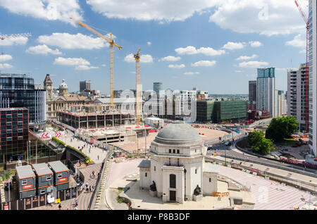 Su larga scala e di riqualificazione di progetti di costruzione nel centro della città di Birmingham visto dalla Biblioteca di Birmingham roof garden Foto Stock