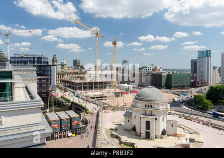 Su larga scala e di riqualificazione di progetti di costruzione nel centro della città di Birmingham visto dalla Biblioteca di Birmingham roof garden Foto Stock