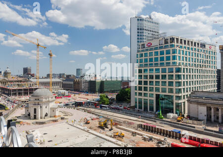 Su larga scala e di riqualificazione di progetti di costruzione nel centro della città di Birmingham visto dalla Biblioteca di Birmingham roof garden Foto Stock