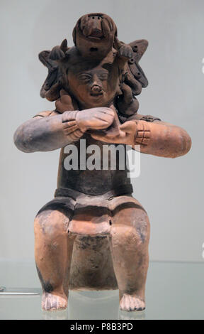 Statuetta di ceramica a forma di una figura umana.Rappresentante della Jama Coaque cultura intorno a San Isidoro nella provincia di Manabi Ecuador Foto Stock