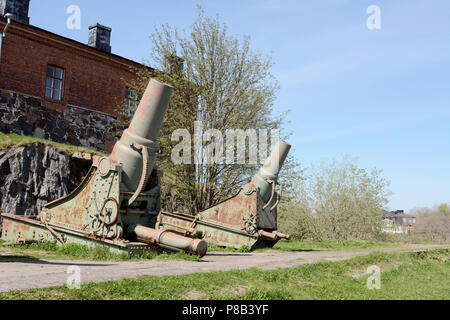 Due arrugginiti cannoni verde nella parte anteriore di un edificio militare sull'isola Suomenlinna, Finlandia. Un totale di 100 piedi sul mare fortezza. Foto Stock