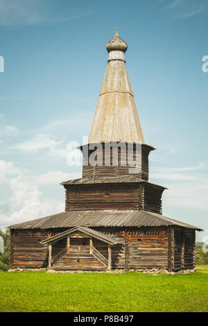Antica chiesa russo-ortodossa chiesa in legno esterno, Veliky Novgorod, Russia. Vintage foto dai toni Foto Stock