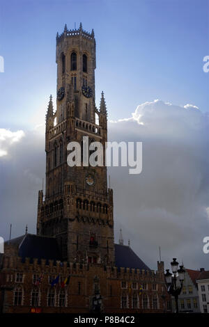 Il vertiginoso aumento del gotico Belfort, o torre campanaria del Hallen domina il Markt, Brugge, Belgio Foto Stock