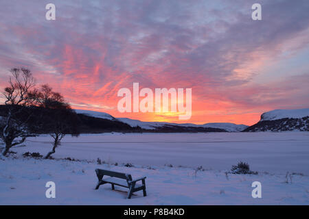 Loch Brora nelle Highlands scozzesi completamente congelato sopra con una copertura di neve. Foto Stock