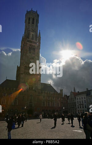 Il vertiginoso aumento del gotico Belfort, o torre campanaria del Hallen domina il Markt, Brugge, Belgio Foto Stock