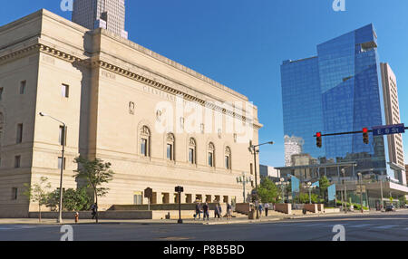 La storica Cleveland Public Hall in downtown Cleveland, Ohio, Stati Uniti d'America è giustapposto contro il Cleveland Hotel Hilton in background. Foto Stock