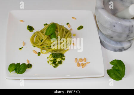 Il cibo italiano! Pesto di pasta fatta in casa, molto delizioso Foto Stock