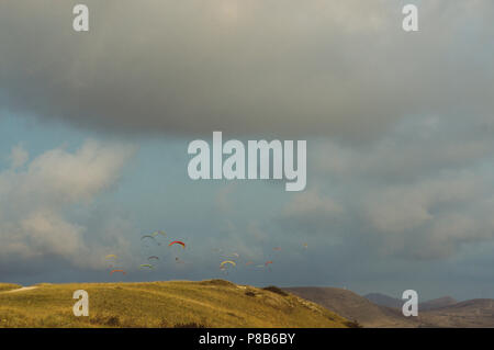 Paesaggio di montagna con i paracadutisti volare nel cielo, Crimea, Ucraina, Maggio 2013 Foto Stock