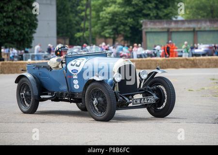 1928 Vintage Bentley 3 litro racing car pilotato intorno a via a Bicester festival volano, Bicester Heritage Centre, Oxfordshire, Inghilterra Foto Stock