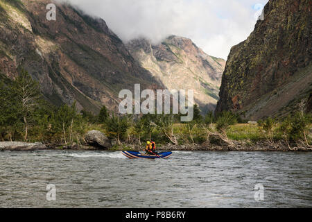 Persone su kayak rafting sul fiume di montagna e il bellissimo paesaggio, Altai, Russia Foto Stock