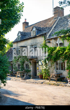 Il Maytime Inn nel villaggio di Asthall vicino a Burford, Cotswolds, Oxfordshire, Regno Unito Foto Stock