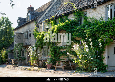 Il Maytime Inn nel villaggio di Asthall vicino a Burford, Cotswolds, Oxfordshire, Regno Unito Foto Stock