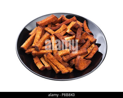 Fried crostini di pane isolati su sfondo bianco. Croccante pane di segale bastoni Foto Stock