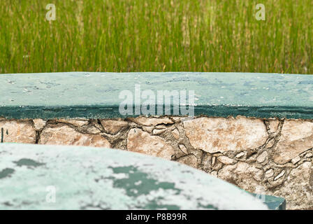 Abstract di calcestruzzo tavolo da picnic e area in un parco pubblico Foto Stock