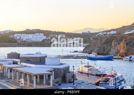 Nuovo porto di Mykonos durante il tramonto vicino a Agios Stefanos villaggio nell'isola di Mykonos, Grecia Foto Stock