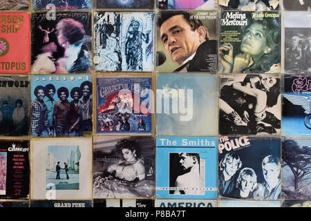 Atene, Grecia - Aprile 1, 2018: Parete decorato con vinile Vintage records album manicotti. Pop rock e musica di sottofondo. Foto Stock