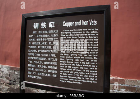 Il rame e il ferro tini di placca parete presso il Palazzo Imperiale nella Città Proibita, in Cina, offrire informazioni turistiche su cultura cinese. Foto Stock