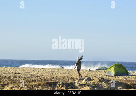 Cameraman sulla spiaggia con videocamera su cavalletto Foto Stock